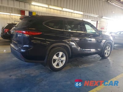 Trzecie zdjęcie samochodu z tyłu: 2021 TOYOTA HIGHLANDER LE VIN:5TDBZRBH6MS115419 - miniatura