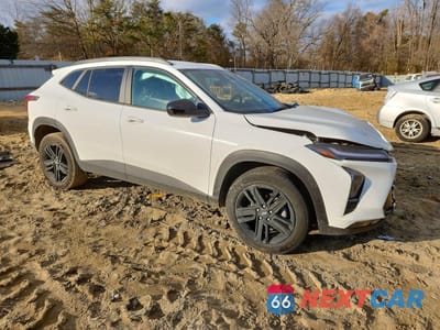 Czwarte zdjęcie samochodu z boku: 2025 CHEVROLET TRAX ACTIV VIN:KL77LKEP0SC145240 - miniatura