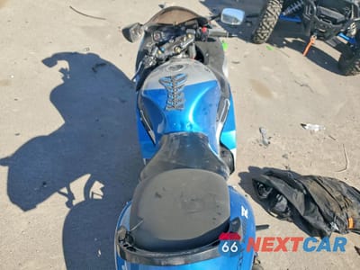 Zdjęcie 6 z 9 samochodu: 2002 SUZUKI GSX1300 R VIN:JS1GW71A022103630 - miniatura