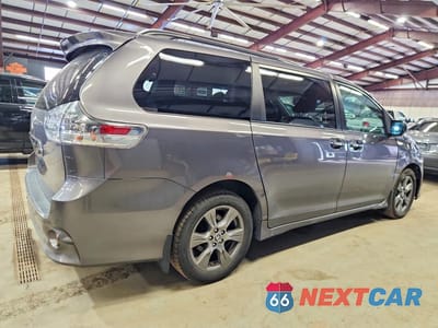 Trzecie zdjęcie samochodu z tyłu: 2020 TOYOTA SIENNA SE VIN:5TDEZ3DC8LS235653 - miniatura