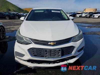 Piąte zdjęcie samochodu w środku: 2017 CHEVROLET CRUZE LT VIN:3G1BE5SM4HS562326 - miniatura