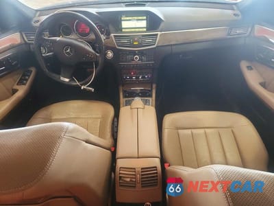 Zdjęcie 8 z 12 samochodu: 2011 MERCEDES-BENZ E 550 4MATIC VIN:WDDHF9AB5BA356484 - miniatura