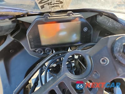 Zdjęcie 7 z 9 samochodu: 2022 YAMAHA YZFR3 A VIN:MH3RH18Y8NK008506 - miniatura