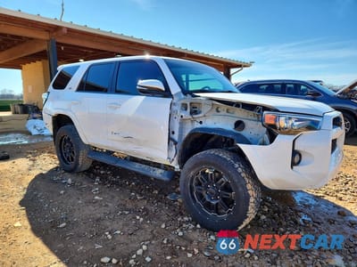 Czwarte zdjęcie samochodu z boku: 2019 TOYOTA 4RUNNER SR5/SR5 PREMIUM VIN:JTEBU5JR8K5627781 - miniatura