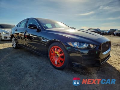 Czwarte zdjęcie samochodu z boku: 2019 JAGUAR XE VIN:SAJAR4FX1KCP49852 - miniatura