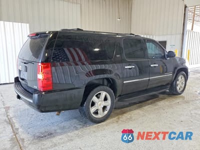 Trzecie zdjęcie samochodu z tyłu: 2011 CHEVROLET SUBURBAN K1500 LTZ VIN:1GNSKKE30BR230225 - miniatura