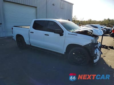 Czwarte zdjęcie samochodu z boku: 2019 CHEVROLET SILVERADO C1500 CUSTOM VIN:3GCPWBEH8KG151139 - miniatura