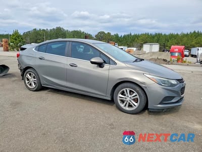 Czwarte zdjęcie samochodu z boku: 2017 CHEVROLET CRUZE LT VIN:1G1BE5SMXH7240319 - miniatura