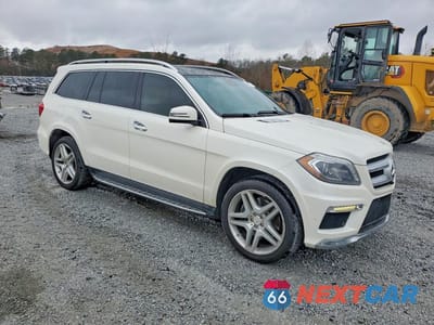 Czwarte zdjęcie samochodu z boku: 2015 MERCEDES-BENZ GL 550 4MATIC VIN:4JGDF7DE0FA441172 - miniatura