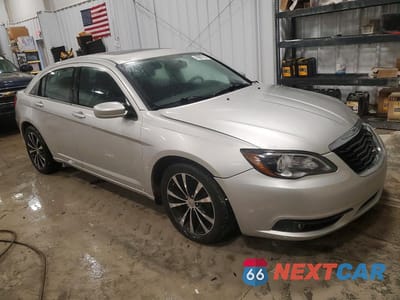Czwarte zdjęcie samochodu z boku: 2012 CHRYSLER 200 S VIN:1C3CCBHG9CN178129 - miniatura