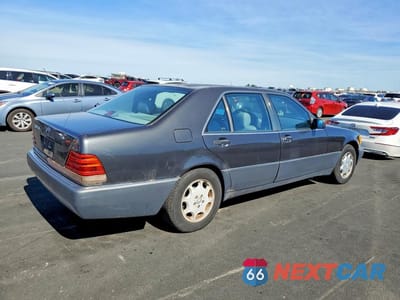 Trzecie zdjęcie samochodu z tyłu: 1993 MERCEDES-BENZ 400 SEL VIN:WDBGA43E3PA105967 - miniatura