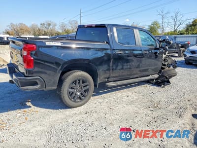 Trzecie zdjęcie samochodu z tyłu: 2026 CHEVROLET SILVERADO K1500 TRAIL BOSS CUSTOM VIN:3GCUKCED0TG131115 - miniatura