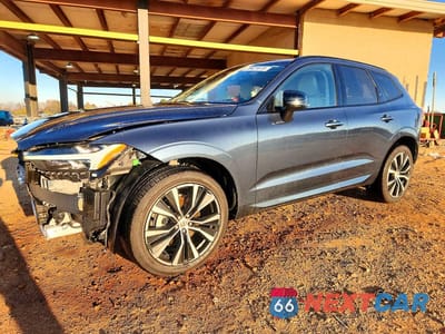 2025 VOLVO XC60 PLUS YV4M12RC9S1027974 - główne zdjęcie licytacji z USA - miniatura