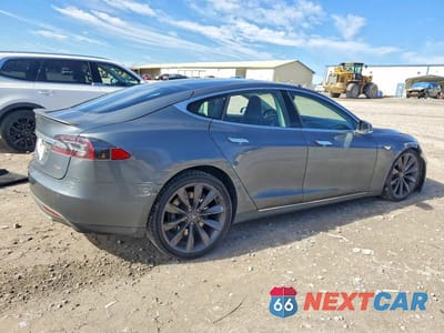 Trzecie zdjęcie samochodu z tyłu: 2013 TESLA MODEL S VIN:5YJSA1DP4DFP22498 - miniatura