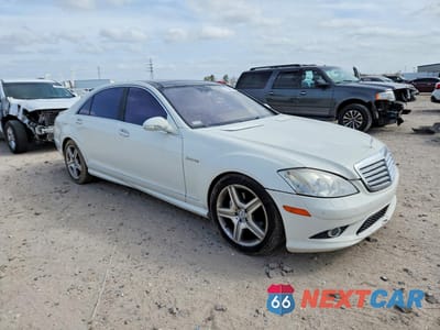 Czwarte zdjęcie samochodu z boku: 2007 MERCEDES-BENZ S 550 VIN:WDDNG71X57A140657 - miniatura