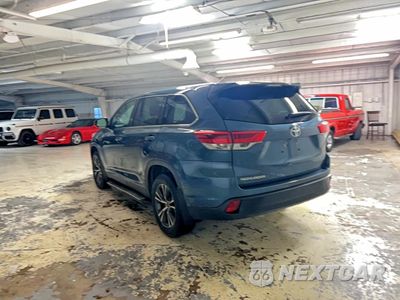 Trzecie zdjęcie samochodu z tyłu: 2019 TOYOTA HIGHLANDER LE VIN:5TDZZRFH6KS367791 - miniatura