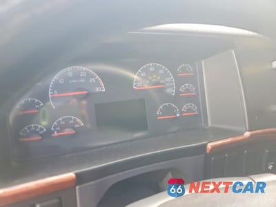 Zdjęcie 8 z 10 samochodu: 2007 VOLVO VN VNL - SEMI TRUCK VIN:4V4NC9GH97N468713 - miniatura