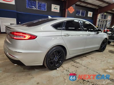Trzecie zdjęcie samochodu z tyłu: 2019 FORD FUSION SE VIN:3FA6P0HD0KR126459 - miniatura