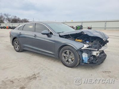 Czwarte zdjęcie samochodu z boku: 2023 KIA K5 LXS VIN:5XXG14J20PG204339 - miniatura