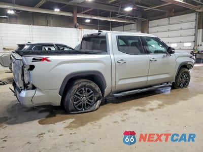 Trzecie zdjęcie samochodu z tyłu: 2023 TOYOTA TUNDRA CREWMAX SR VIN:5TFLA5DB9PX064168 - miniatura