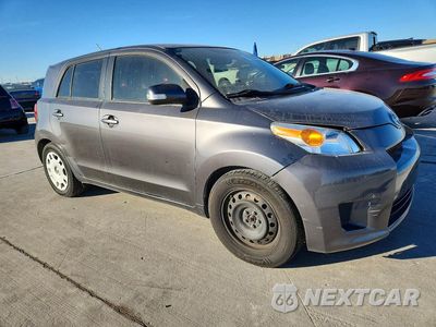 Czwarte zdjęcie samochodu z boku: 2012 TOYOTA SCION XD VIN:JTKKU4B40C1024052 - miniatura