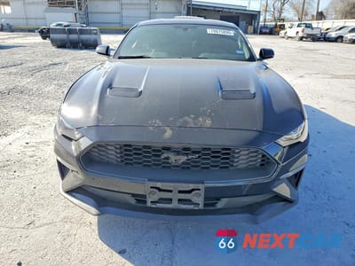 Piąte zdjęcie samochodu w środku: 2018 FORD MUSTANG VIN:1FA6P8THXJ5163139 - miniatura