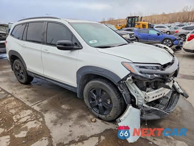 Czwarte zdjęcie samochodu z boku: 2022 HONDA PILOT TRAILSPORT VIN:5FNYF6H82NB062944 - miniatura
