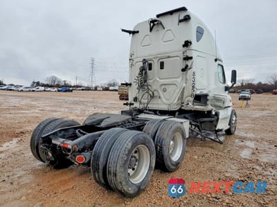 Czwarte zdjęcie samochodu z boku: 2013 FREIGHTLINER CASCADIA SEMI TRUCK VIN:1FUJGLDR3DSBV3147 - miniatura