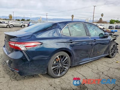 Trzecie zdjęcie samochodu z tyłu: 2018 TOYOTA CAMRY XSE VIN:4T1B61HK5JU633036 - miniatura