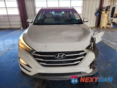 Piąte zdjęcie samochodu w środku: 2017 HYUNDAI TUCSON SE PLUS VIN:KM8J3CA49HU464547 - miniatura