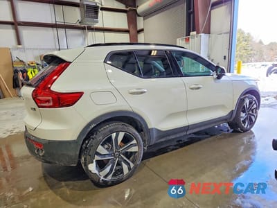Trzecie zdjęcie samochodu z tyłu: 2025 VOLVO XC40 PLUS VIN:YV4L12UC5S2537333 - miniatura