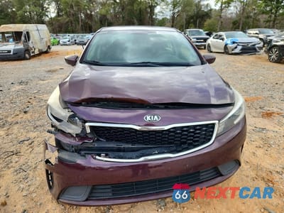 Piąte zdjęcie samochodu w środku: 2017 KIA FORTE LX VIN:3KPFK4A79HE030558 - miniatura