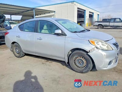 Czwarte zdjęcie samochodu z boku: 2012 NISSAN VERSA 1.6 S VIN:3N1CN7AP2CL918300 - miniatura