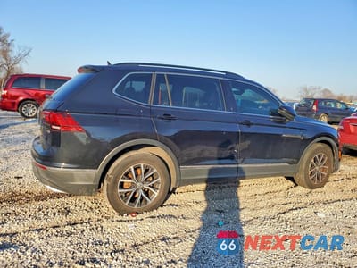 Trzecie zdjęcie samochodu z tyłu: 2018 VOLKSWAGEN TIGUAN SE VIN:3VV3B7AX7JM199818 - miniatura