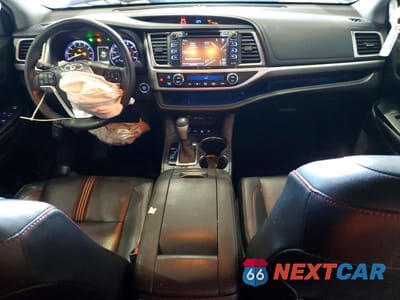 Zdjęcie 8 z 12 samochodu: 2019 TOYOTA HIGHLANDER SE VIN:5TDJZRFH8KS608974 - miniatura