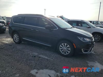 Czwarte zdjęcie samochodu z boku: 2017 CHRYSLER PACIFICA TOURING L VIN:2C4RC1BGXHR711768 - miniatura