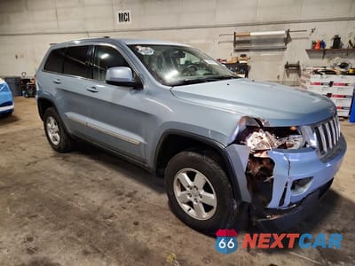 Czwarte zdjęcie samochodu z boku: 2013 JEEP GRAND CHEROKEE LAREDO VIN:1C4RJFAG4DC612032 - miniatura