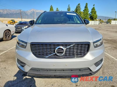 Piąte zdjęcie samochodu w środku: 2019 VOLVO XC40 T5 R-DESIGN VIN:YV4162UM2K2110113 - miniatura