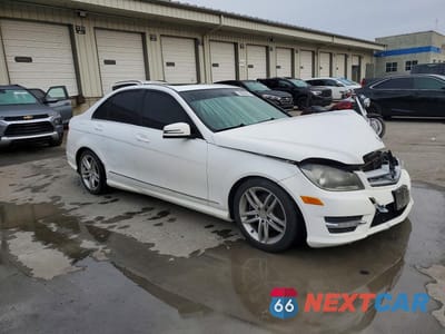 Czwarte zdjęcie samochodu z boku: 2013 MERCEDES-BENZ C 250 VIN:WDDGF4HBXDR245518 - miniatura