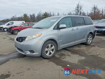2017 TOYOTA SIENNA LE 5TDKZ3DC9HS802947 - główne zdjęcie licytacji z USA - miniatura