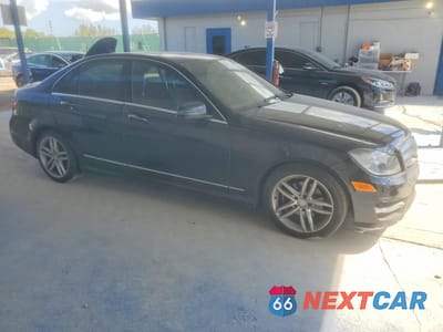 Czwarte zdjęcie samochodu z boku: 2013 MERCEDES-BENZ C 250 VIN:WDDGF4HB8DR247235 - miniatura