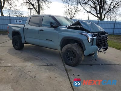 Czwarte zdjęcie samochodu z boku: 2024 TOYOTA TUNDRA SR5 VIN:5TFLA5DB2RX204712 - miniatura