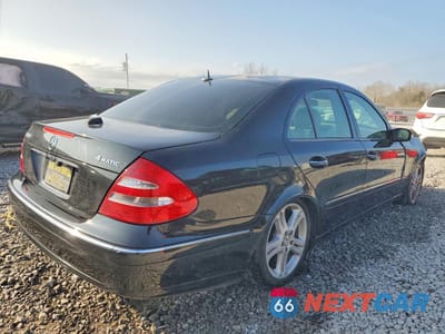 Trzecie zdjęcie samochodu z tyłu: 2004 MERCEDES-BENZ E 500 4MATIC VIN:WDBUF83J84X121213 - miniatura