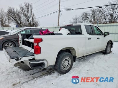 Trzecie zdjęcie samochodu z tyłu: 2021 CHEVROLET SILVERADO C1500 VIN:1GCRWAEK7MZ371776 - miniatura