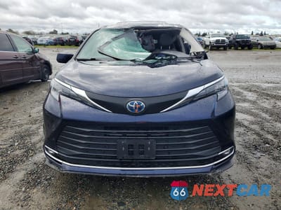 Piąte zdjęcie samochodu w środku: 2024 TOYOTA SIENNA XLE 8-PASSENGER VIN:5TDYRKEC9RS183884 - miniatura