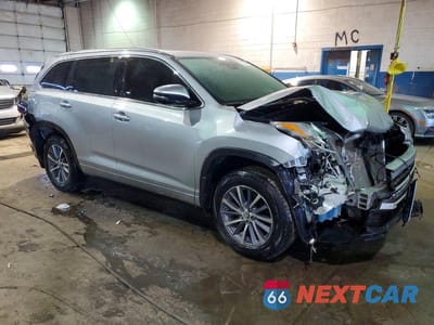 Czwarte zdjęcie samochodu z boku: 2018 TOYOTA HIGHLANDER XLE VIN:5TDJZRFH7JS914868 - miniatura