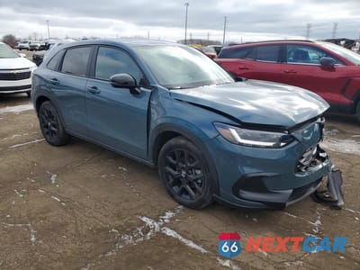 Czwarte zdjęcie samochodu z boku: 2025 HONDA HR-V SPORT VIN:3CZRZ2H51SM755306 - miniatura