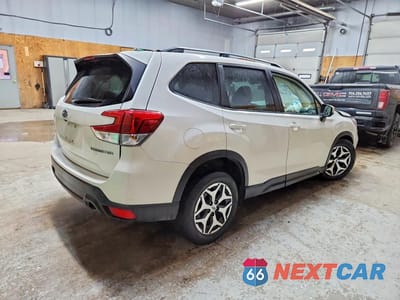 Trzecie zdjęcie samochodu z tyłu: 2020 SUBARU FORESTER PREMIUM VIN:JF2SKAJC0LH446061 - miniatura