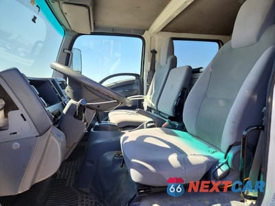 Zdjęcie 7 z 13 samochodu: 2019 ISUZU NPR HD CREW CAB FLATBED TRUCK VIN:54DC4J1B6KS813210 - miniatura