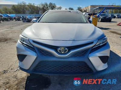 Piąte zdjęcie samochodu w środku: 2018 TOYOTA CAMRY SE VIN:4T1B11HK2JU095975 - miniatura